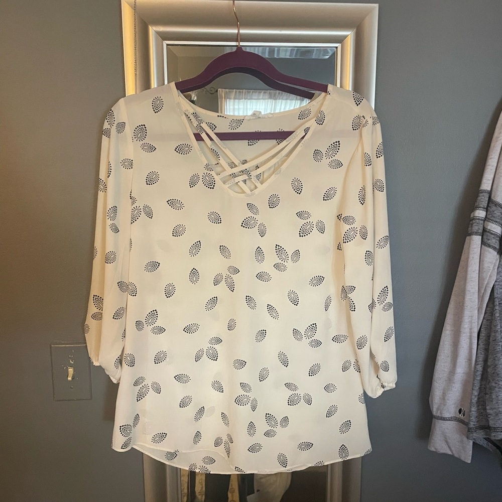 V-neck blouse 3/4 sleeves. Cream with black leaf pattern